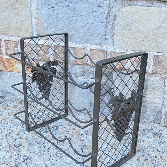 Wrought iron wine bottles holder with relief Grapes - Picture 7 of 13